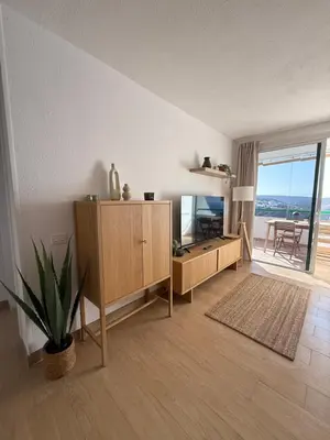 Una televisión o centro de entretenimiento en PARAISO SUNSET Puerto Rico Apartment
