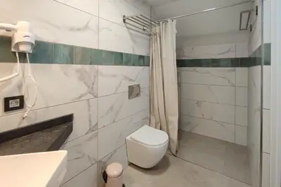 Un baño de VillasRoyale Rex - no steps, easy access, heated pool & BBQ