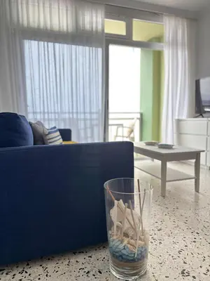 Una televisión o centro de entretenimiento en Lindamar Seeside Loft