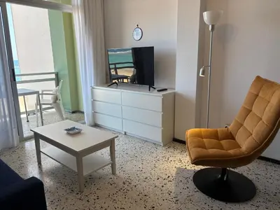Una televisión o centro de entretenimiento en Lindamar Seeside Loft
