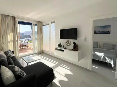 Una televisión o centro de entretenimiento en Toni LuXx Suite Monte Golf