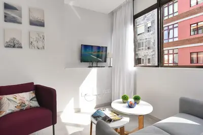 Una televisión o centro de entretenimiento en A bright and modern apartment