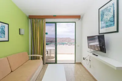 Una televisión o centro de entretenimiento en Paradise Hill - Terrace & Seaviews