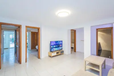 Una televisión o centro de entretenimiento en Surf-Point House - 3 min walking to the Beach