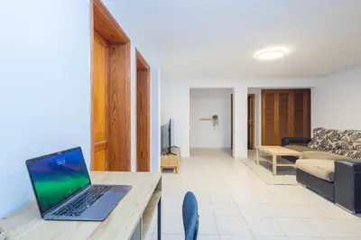 Una televisión o centro de entretenimiento en Surf-Point House - 3 min walking to the Beach