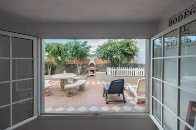 Un balcón o terraza de Surf-Point House - 3 min walking to the Beach