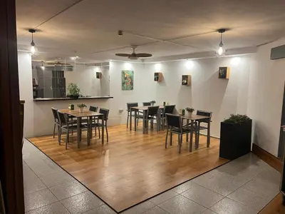 Un restaurante o sitio para comer en Las olas tropical