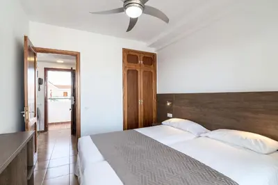 Cama o camas de una habitación en Apartamentos Montemayor