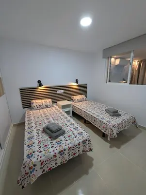 Cama o camas de una habitación en Apartamentos Anau k & L- Playa del inglés - Yumbo