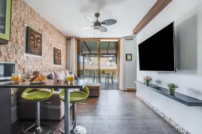 Una televisión o centro de entretenimiento en Bungalow Albatros Relajante BBQ en Maspalomas