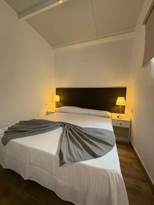 Cama o camas de una habitación en Casas La Aldea Suites Plaza 3