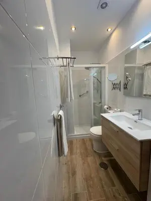 Un baño de Casas La Aldea Suites Plaza 3