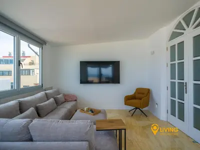 Una televisión o centro de entretenimiento en Living Las Canteras Homes - Oceanview Penthouse