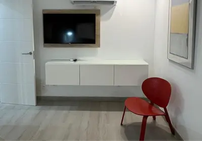 Una televisión o centro de entretenimiento en Jardín del Mar