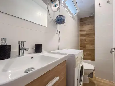 Un baño de Cozy Studio Las Canteras - 2min Walk to Beach