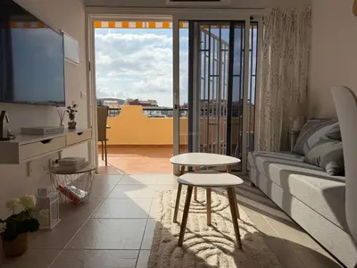 Una televisión o centro de entretenimiento en Beach Apartment Miramar