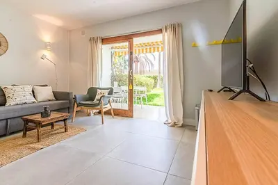 Una televisión o centro de entretenimiento en Mar y Arena San Agustín Suite
