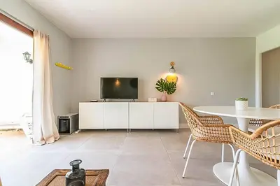 Una televisión o centro de entretenimiento en Mar y Arena San Agustín Suite