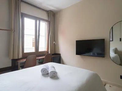 Una televisión o centro de entretenimiento en Nara Private Rooms