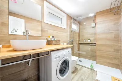 Un baño de Gran Ventanal El Crucero renovado frente al Mar