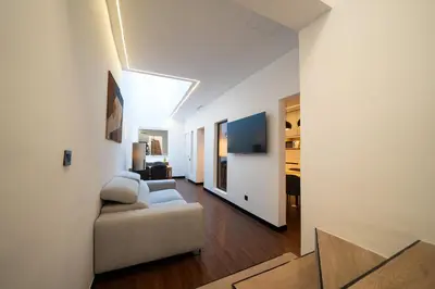Una televisión o centro de entretenimiento en Coliving Canteras Connect Suites