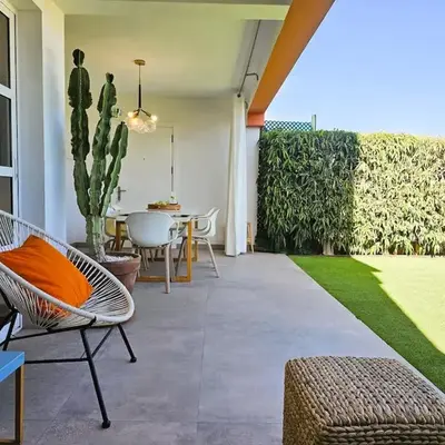 Stylish & cozy home by the beach