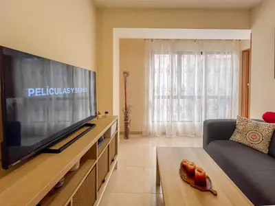 Una televisión o centro de entretenimiento en 2BR Deluxe Shine Flat - 1min Las Canteras