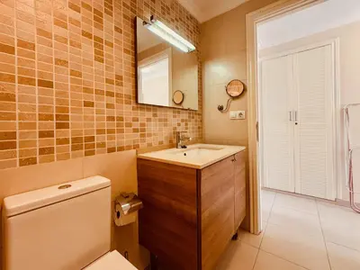 Un baño de Apartamentos las Rocas 9