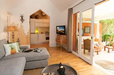 Una televisión o centro de entretenimiento en Bungalow Melocotones Maspalomas Golf