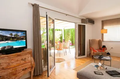 Una televisión o centro de entretenimiento en Bungalow Melocotones Maspalomas Golf