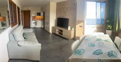 Una televisión o centro de entretenimiento en Seaside accommodation in Playa del Aguila