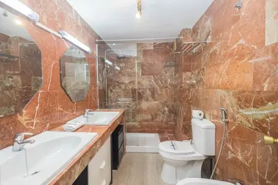 Un baño de KOKA Central Flat Playa Ingles-Pool & Views