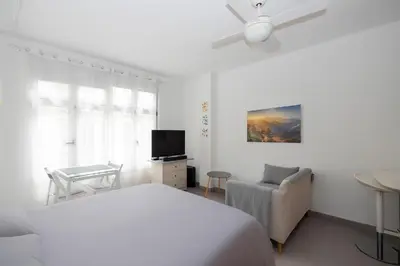 Una televisión o centro de entretenimiento en Cozy Loft & Seaside Views- 1 min Las Canteras