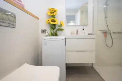 Un baño de Cozy Loft & Seaside Views- 1 min Las Canteras