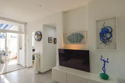 Una televisión o centro de entretenimiento en A Cliffside Ocean View Sanctuary for Couples