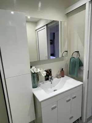 Un baño de A Cliffside Ocean View Sanctuary for Couples