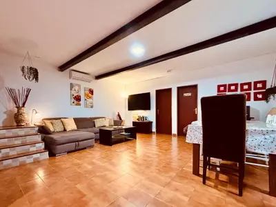 Una televisión o centro de entretenimiento en Click&Guest - Los Almendros