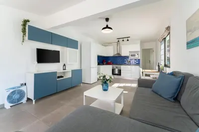 Una televisión o centro de entretenimiento en Apartamentos Romandie by Saratur