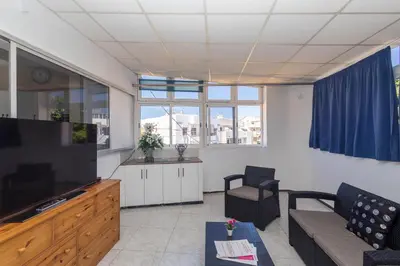 Una televisión o centro de entretenimiento en Apartamentos L O L A Arguineguin
