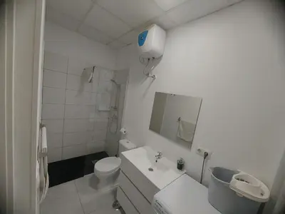 Un baño de 1 room street-basement