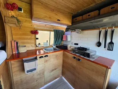 Una cocina o zona de cocina en Furgoneta camper solo hospedaje sin conducción