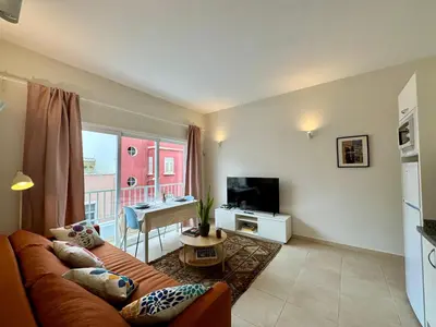 Una televisión o centro de entretenimiento en Sea City Apartment