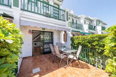 Un balcón o terraza de Bungalow con terraza privada y piscina en Gran Canaria
