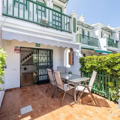 Bungalow con terraza privada y piscina en Gran Canaria