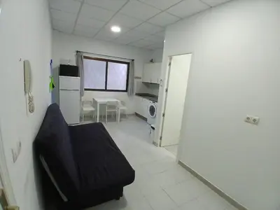 Una televisión o centro de entretenimiento en Ground floor apartment