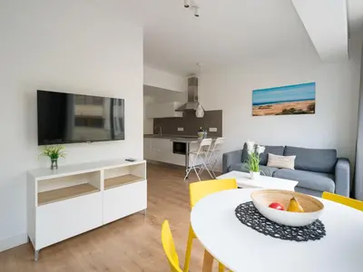 Una televisión o centro de entretenimiento en Ferreras Suites Las Canteras