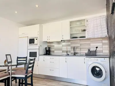 Una cocina o zona de cocina en Lovely Ocean House by Alquiler de Sueno
