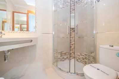 Un baño de Sun Port Ocean Views - Renovated & Pool