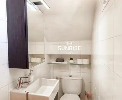 Un baño de The Sunrise Home Sea views and terrace house with barbecue
