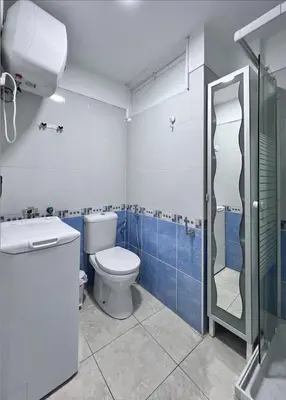 Un baño de Piso completo a pocos metros de la playa